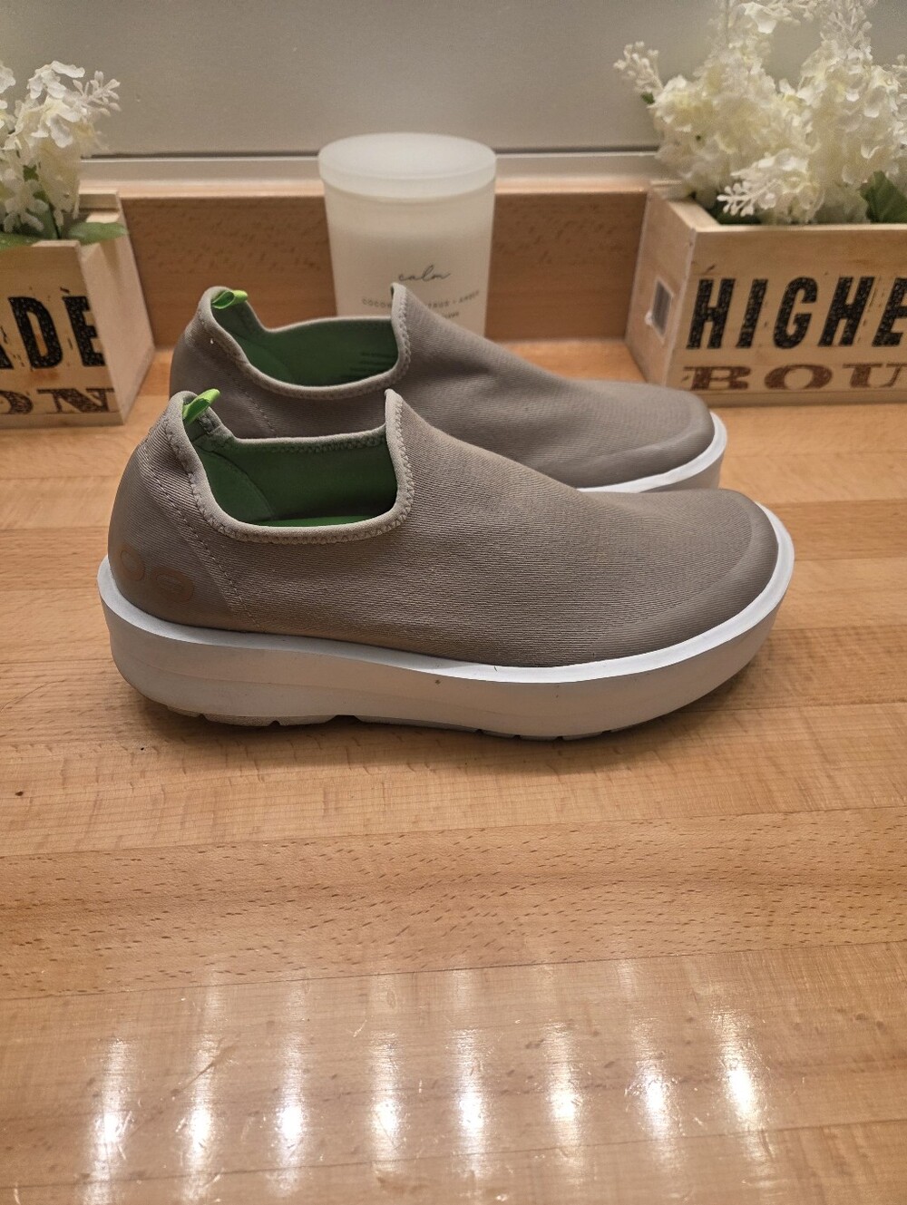 OOFOS Women's OOmg eeZee Low Recovery Shoes Taupe Women's Size 9.5
